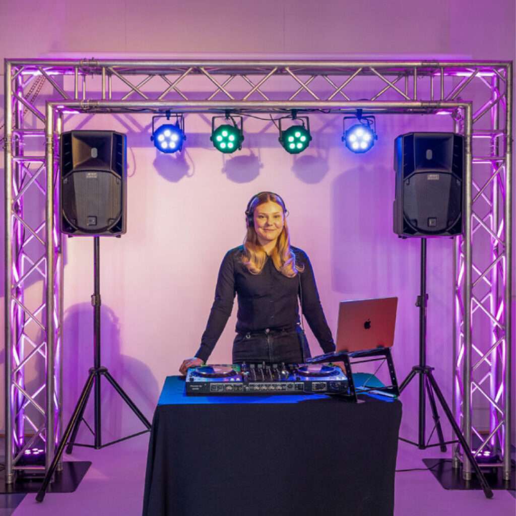 Popmaster Extra-paketti: valaistu trussikaari, neljä spottivaloa, savukone, DJ-laitteet, kaiuttimet, 22-tuumainen karaokenäyttö ja kaksi langatonta mikrofonia – DJ ja karaoke juhliin Vaasassa ja Pohjanmaalla.